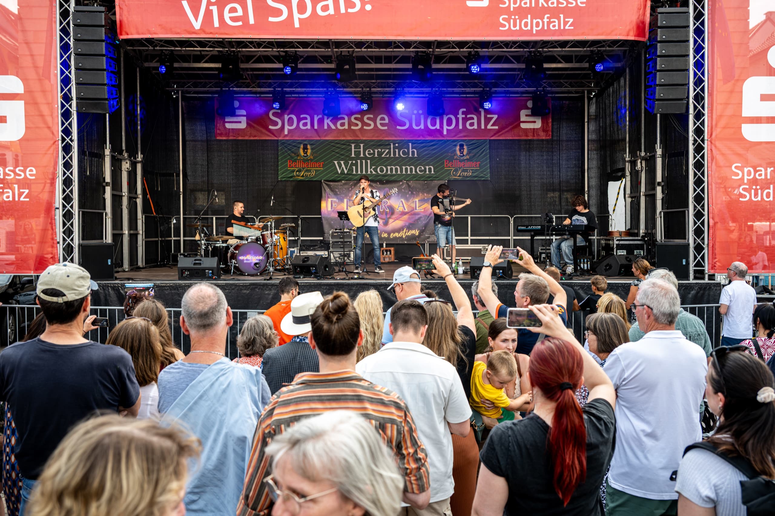 Florale live auf der Bühne vor Publikum